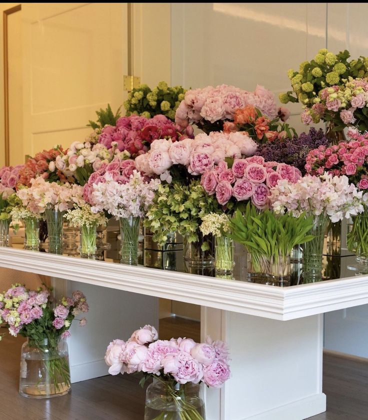 Hand-arranged flower delivery in Dubai by Magic Flor